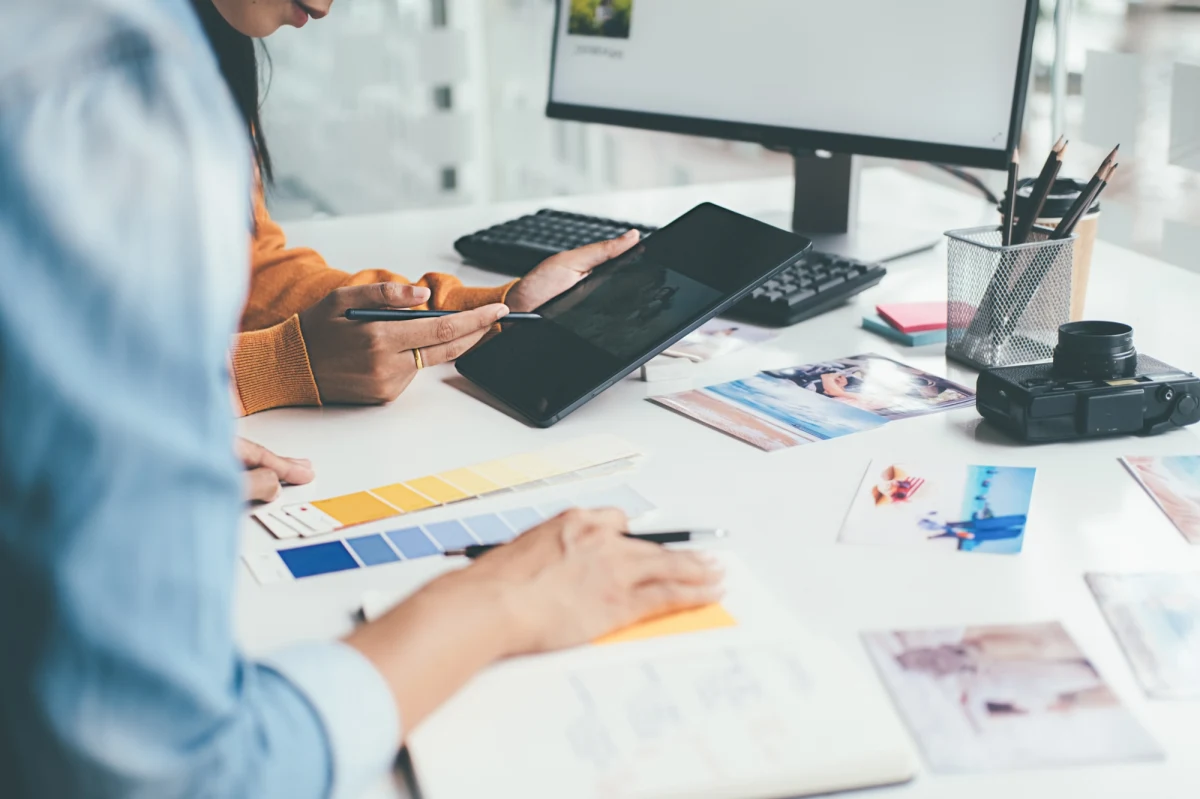 Klienci z najbliższej okolicy to fundament każdego lokalnego biznesu. To oni najczęściej wracają, polecają firmę znajomym i budują jej stabilną pozycję na rynku. Jak jednak skutecznie do nich dotrzeć, nie dysponując ogromnym budżetem marketingowym? Wcale nie trzeba konkurować z gigantami w internecie. Istnieją proste i sprawdzone sposoby, by zaistnieć w świadomości lokalnej społeczności. W tym artykule przedstawiamy 3 z nich, które pomogą Ci przyciągnąć klientów z sąsiedztwa.