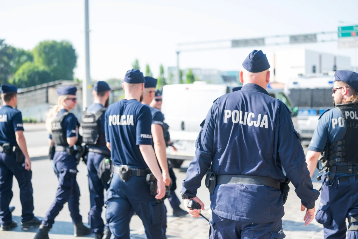 O blisko 80 procent w porównaniu z zeszłym rokiem wzrosła liczba podań złożonych przez osoby, które chcą wstąpić do policji. Od 1 stycznia wnioski nadesłało ponad 16 tysięcy chętnych - dowiedział się reporter RMF FM Krzysztof Zasada. Zatrudnienie w policji stało się konkurencyjne na rynku pracy. Wiele osób nie przechodzi jednak testów.