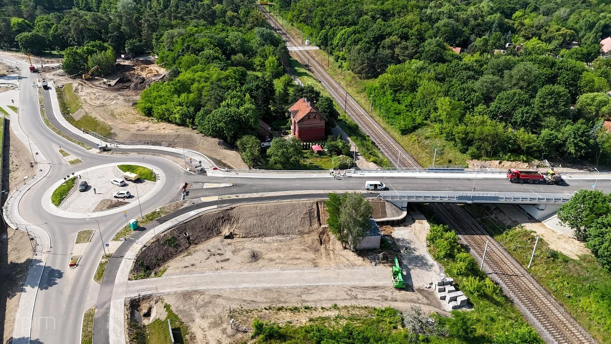 W poniedziałkowy wieczór otwarty dla ruchu zostanie jeden z dwóch wiaduktów budowanych nad linią kolejową na poznańskim Strzeszynie - poinformował magistrat. Cała inwestycja ma być gotowa w IV kw. tego roku.