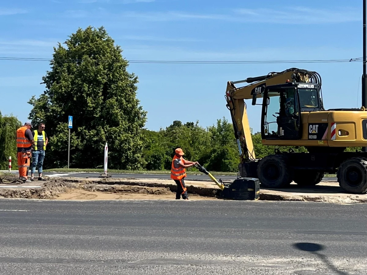 Dwa lata mają trwać poważne utrudnienia w ruchu w centrum Lublina. Są one spowodowane zaczynającą się dziś przebudową al. Unii Lubelskiej. Dzisiejsze kłopoty to dopiero przedsmak tego, co czeka kierowców za około dwa tygodnie