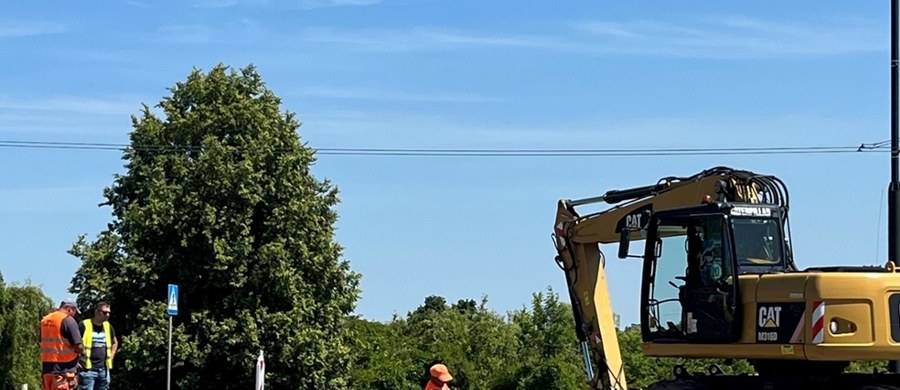 Dwa lata mają trwać poważne utrudnienia w ruchu w centrum Lublina. Są one spowodowane zaczynającą się dziś przebudową al. Unii Lubelskiej. Dzisiejsze kłopoty to dopiero przedsmak tego, co czeka kierowców za około dwa tygodnie