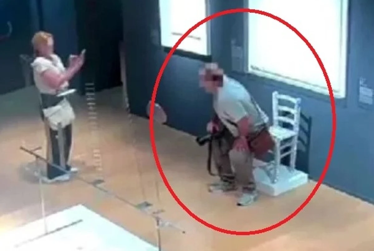 Ktokolwiek widział, ktokolwiek wie. Włoska policja szuka turystów, który zniszczyli pokryte błyszczącymi kryształkami Swarovskiego krzesło, wykonane na wzór mebla z obrazu van Gogha. Muzeum w Palazzo Maffei w Weronie z kolei opublikowało nagranie, ku przestrodze tuż przed rozpoczęciem sezonu turystycznego. 