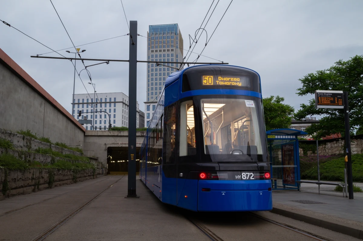 Tunel tramwajowy pod Dworcem Głównym PKP w Krakowie zostanie zamknięty na miesiąc - od 28 czerwca do 28 lipca. Wszystko po to, by dokonać wymiany elementów systemu przeciwpożarowego całego obiektu – przekazał w poniedziałek rzecznik Zarządu Dróg Miasta Krakowa Krzysztof Wojdowski.