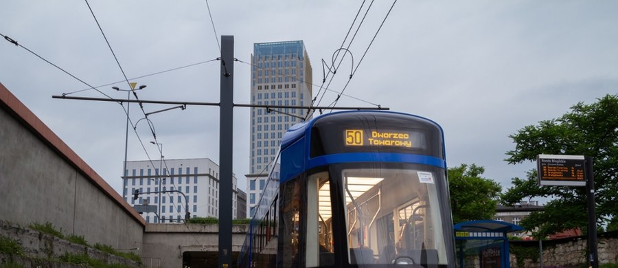 Tunel tramwajowy pod Dworcem Głównym PKP w Krakowie zostanie zamknięty na miesiąc - od 28 czerwca do 28 lipca. Wszystko po to, by dokonać wymiany elementów systemu przeciwpożarowego całego obiektu – przekazał w poniedziałek rzecznik Zarządu Dróg Miasta Krakowa Krzysztof Wojdowski.