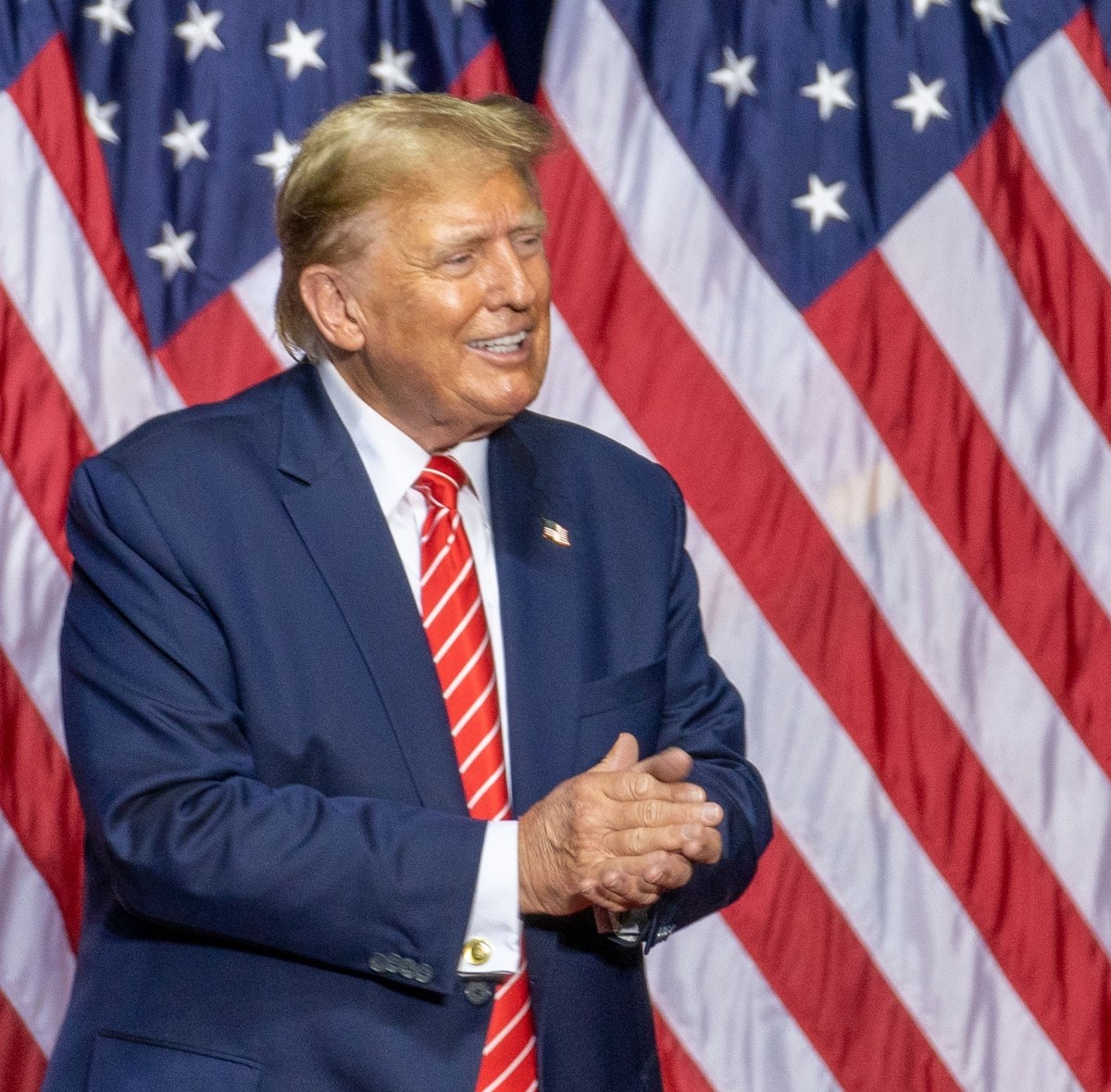 Należąca do amerykańskiego prezydenta Donalda Trumpa firma Trump Organization ogłosiła wejście na rynek nowej sieci komórkowej Trump Mobile. Podstawowy plan oferowany przez sieć o nazwie "Plan 47", co jest bezpośrednim nawiązaniem do tego, że Donald Trump jest 47. prezydentem USA, ma kosztować 47,45 dolarów miesięcznie i obejmie nielimitowane rozmowy, SMS-y i internet.