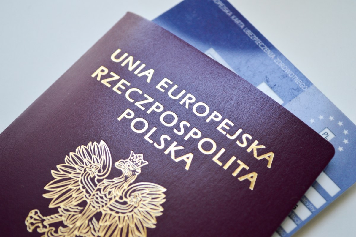 W związku z nadchodzącymi wakacjami Narodowy Fundusz Zdrowia przypomina o niezbędnym dokumencie dla wszystkich podróżujących po Europie - Europejskiej Karcie Ubezpieczenia Zdrowotnego (EKUZ). Karta ta jest kluczem do spokojnych i bezpiecznych wakacji, gwarantując dostęp do publicznej opieki zdrowotnej na terenie krajów Unii Europejskiej oraz EFTA (Norwegia, Islandia, Liechtenstein i Szwajcaria), a także Wielkiej Brytanii i Irlandii Północnej.