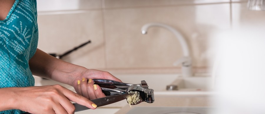 Wyciskacz do czosnku, szklanki ze wzorem kwiatowym i szpatułki do mieszania – wycofane ze sprzedaży. Powód? Korzystanie z nich nie jest bezpieczne - jeden z produktów rozsypuje się podczas użytkowania, a pozostałe - mogą być źródłem toksycznych substancji i stanowić zagrożenie dla zdrowia. To najnowsze ostrzeżenia Głównego Inspektoratu Sanitarnego.