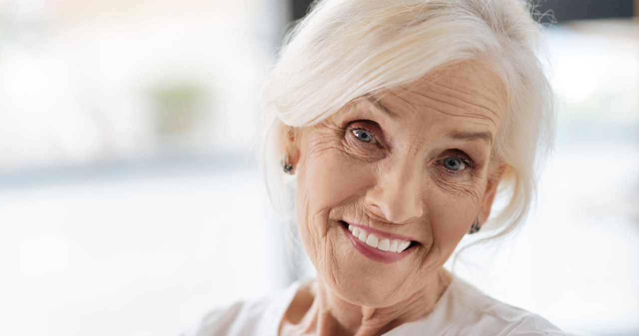 Włosy po 60. nie muszą być przerzedzone. Zastosuj proste zasady, a gwałtownie zobaczysz zmiany