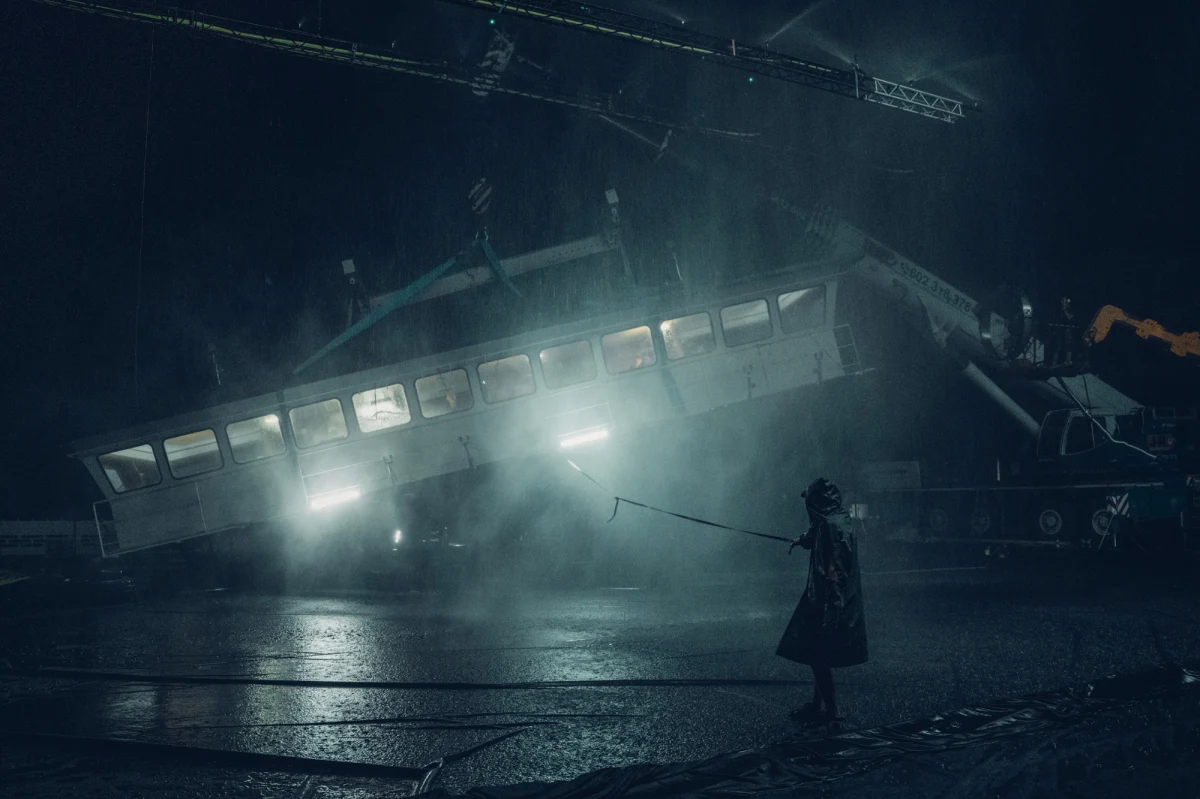 W listopadzie na platformie Netflx będzie miał premierę "Heweliusz" - serial w reżyserii Jana Holoubka. To produkcja inspirowania historią katastrofy promu "Jan Heweliusz" z 1993 r. Zginęło wtedy 36 pasażerów i 20 członków załogi. Do sieci trafił właśnie pierwszy teaser serialu. 