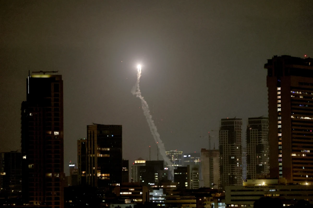 ​Iran przeprowadził w nocy z poniedziałku na wtorek kolejny atak rakietowy na północy Izraela. Wojsko przekazało, że dwa pociski spadły na otwarty teren. Nie ma doniesień o stratach i ofiarach. Iran groził wcześniej, że przypuści tej nocy "największy i najbardziej intensywny" atak na Izrael.