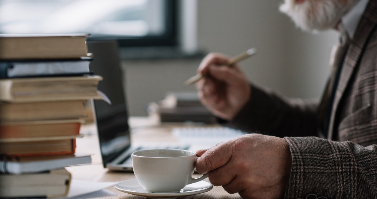 Ma 102 lata i wciąż leczy. Zdradza sekret długowieczności i sprawnego mózgu