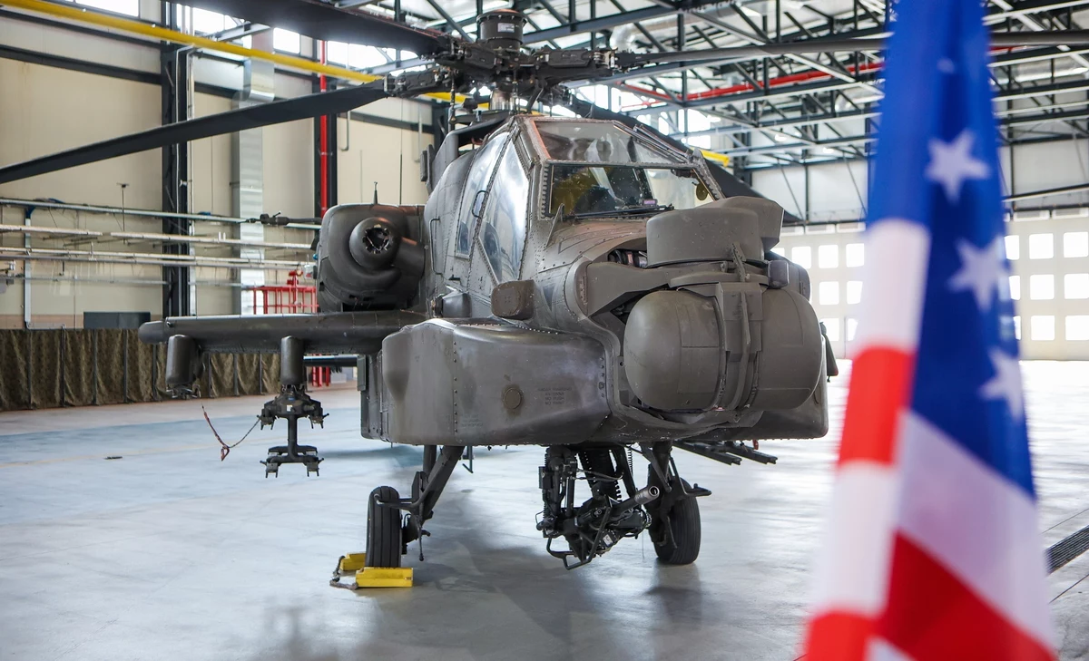 Stało się - pierwsze z ośmiu wyleasingowanych od Stanów Zjednoczonych śmigłowców szturmowych AH-64D Apache trafiły do polskich żołnierzy w bazie w Latkowie pod Inowrocławiem. Maszyny posłużą przede wszystkim do szkolenia, bo jak stwierdził minister obrony narodowej Władysław Kosiniak-Kamysz, "potrzebujemy jak najwięcej wyszkolonych pilotów i techników".