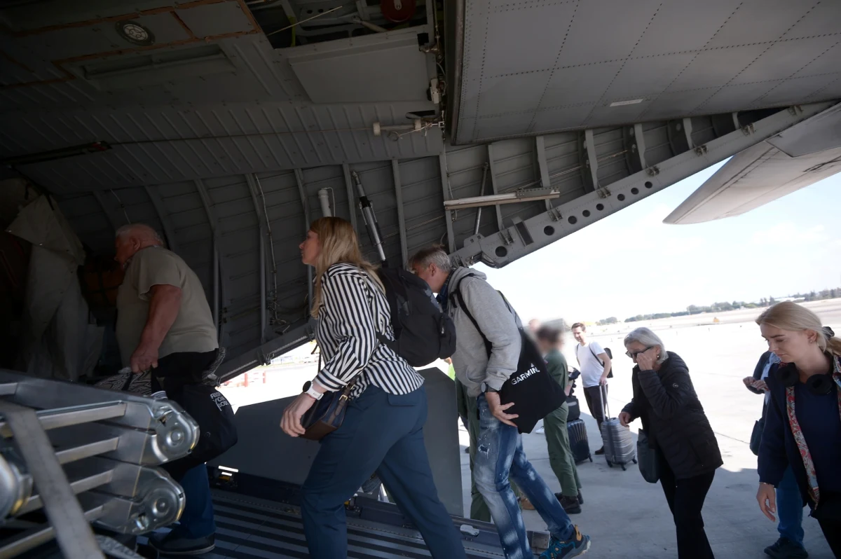 Ministerstwo Spraw Zagranicznych poinformowało, że dwa samoloty zostaną wykorzystane do ewakuacji Polaków z Izraela. Resort podkreślił też, że pomoże części personelu dyplomatycznego wydostać się z Iranu. 