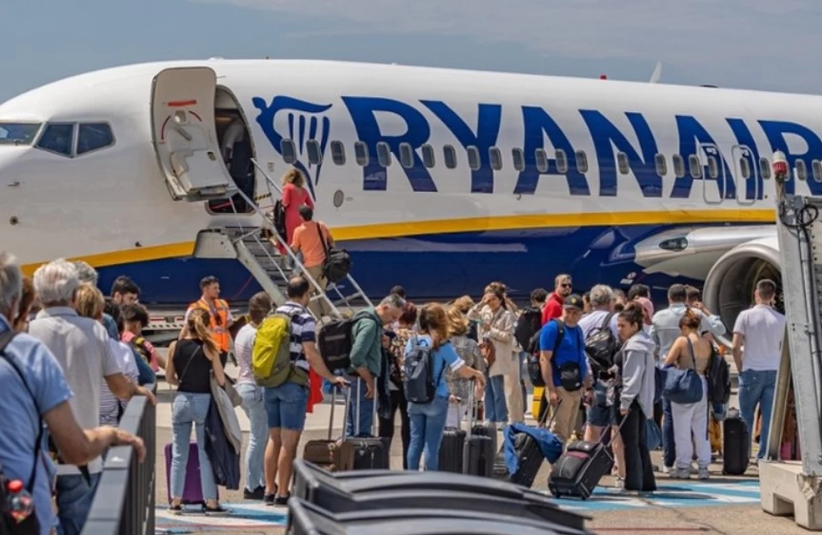 Pasażer podchodzi na lotnisku do bramki, personel każe mu włożyć bagaż do metalowej ramki, po czym okazuje się, że plecak choć jeszcze niedawno kwalifikował się jako bezpłatny bagaż podręczny, teraz - zdaniem przewoźnika - nie spełnia wymogów i trzeba za niego słono dopłacić. UOKiK bierze takie sprawy pod lupę i sprawdzi, czy sposób weryfikacji wymiarów bagażu podręcznego i nakładanie za niego opłat w Ryanairze i Wizz Airze są zgodne z prawem.
