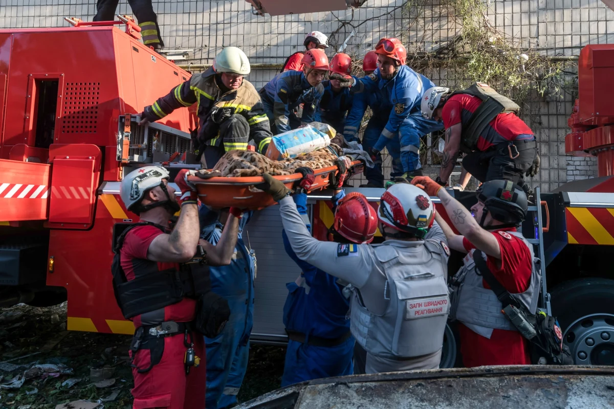 "Rosjanie, przeprowadzając zmasowane ataki, sprawiają, że Ukraina pozbywa się rakiet, czyli dojdzie do sytuacji, w której jest bezbronna" – ocenił w internetowym Radiu RMF24 gen. Tomasz Drewniak, były inspektor sił powietrznych. W nocnych atakach wojsk Putina na Kijów zginęło 10 osób, a ok. 100 zostało rannych. To jeden z najbardziej dotkliwych ostrzałów ukraińskiej stolicy od początku wojny.