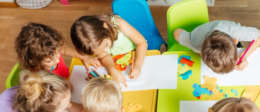 To pierwsze miasto w Polsce, które wprowadza takie rozwiązanie. Sosnowiec (Śląskie) rusza z pilotażowym programem wydłużonych godzin pracy przedszkoli. Od 1 września dziecko będzie mogło zostać w placówce aż 14 godzin. Dodatkowo trzy miejskie przedszkola będą pracować do godz. 20:00 