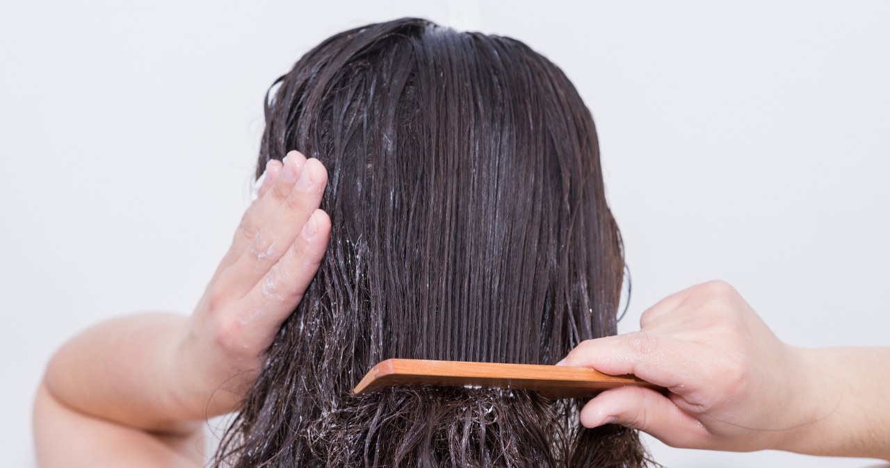 Robisz to po myciu włosów? Pewnie nie wiesz, jak bardzo im szkodzisz