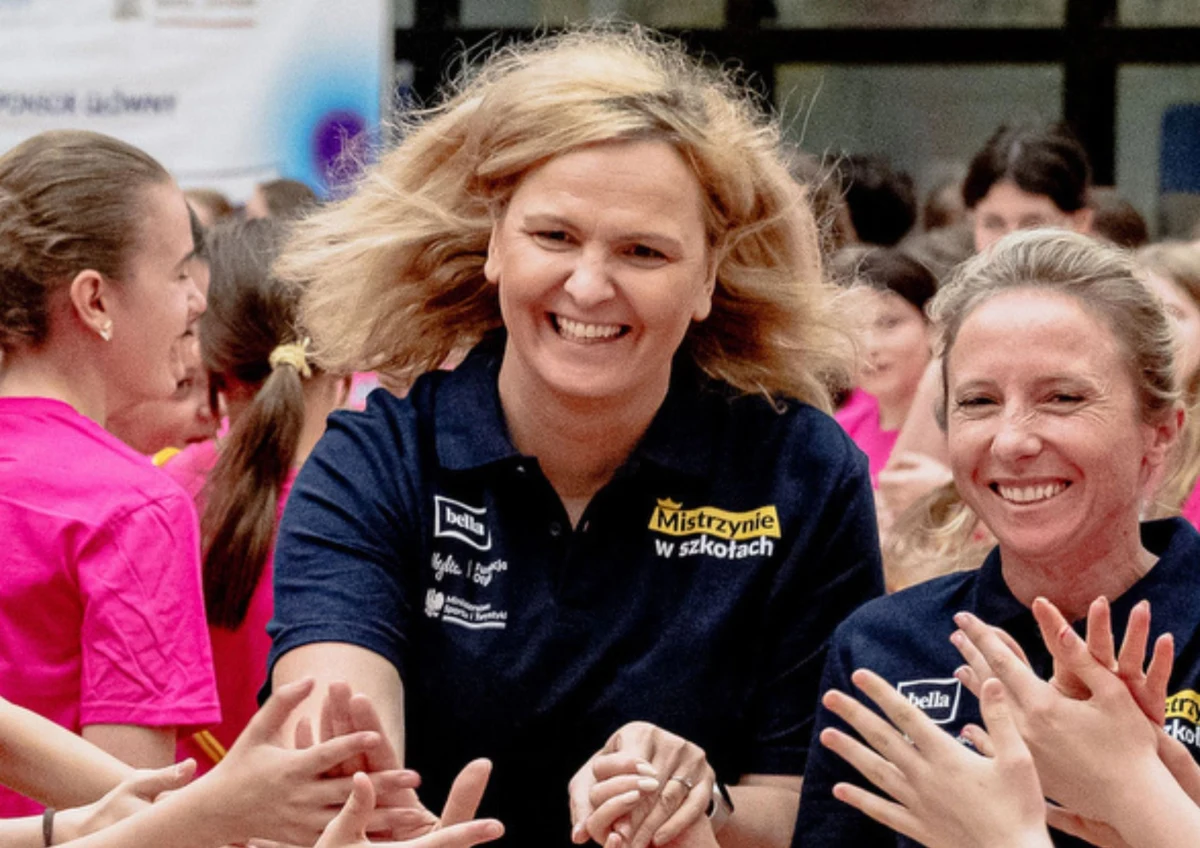 ​Blisko 400 dziewcząt wzięło udział w lekcji z udziałem m.in. Otylii Jędrzejczak. Medalistka spotkała się we wtorek z uczennicami w Błoniu koło Warszawy w ramach akcji "Mistrzynie w szkołach". "Mówiłyśmy dziewczynom, jak bardzo ważne jest to, żeby chciało nam się chcieć" - opowiada sportsmenka.