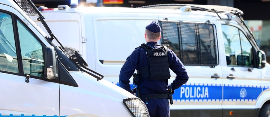 18-letni chłopak zginął od jedenastu ciosów nożem, z których jeden – przecinając tętnicę szyjną – okazał się śmiertelny. Do zdarzenia doszło w okolicach Starego Kramska (woj. lubuskie). W sprawie zatrzymano 17-latka.