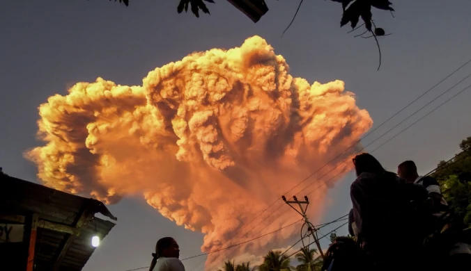 Wybuchł wulkan, który ma już na swoim koncie ofiary. Potężna kolumna dymu