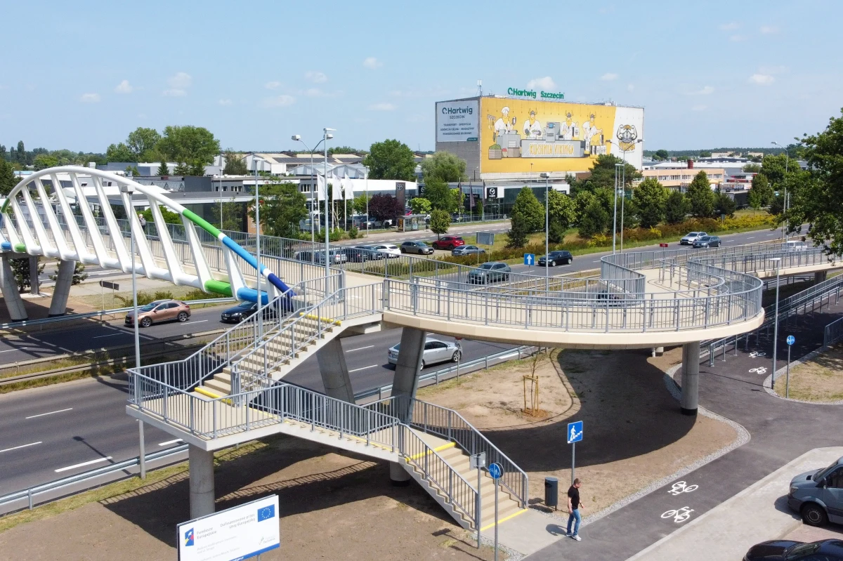 Od dzisiaj piesi i rowerzyści mogą już korzystać z ponad 36-metrowej kładki nad ul. Struga na Prawobrzeżu. Przeprawa ma zapewnić bezpieczeństwo na najważniejszej arterii prowadzącej do centrum Szczecina.