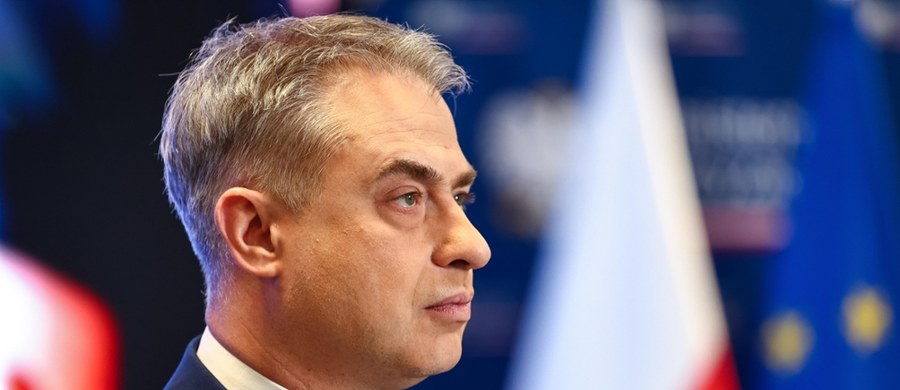 Minister cyfryzacji Krzysztof Gawkowski skomentował w rozmowie z RMF FM niepokojące doniesienia o zakłóceniach GPS, które odnotowano w północnej części naszego kraju. "Od wielu miesięcy obserwujemy różnego rodzaju działania, które są podejmowane w ramach zakłóceń systemów GPS. Polskie siły cywilne i wojskowe współpracują w tym obszarze. Wdrożone zostały już pierwsze narzędzia, które mają usprawniać tą komunikację, ale też wiemy, skąd kierunek tych zakłóceń przychodzi. To jest bez wątpienia Rosja" - ocenił minister.