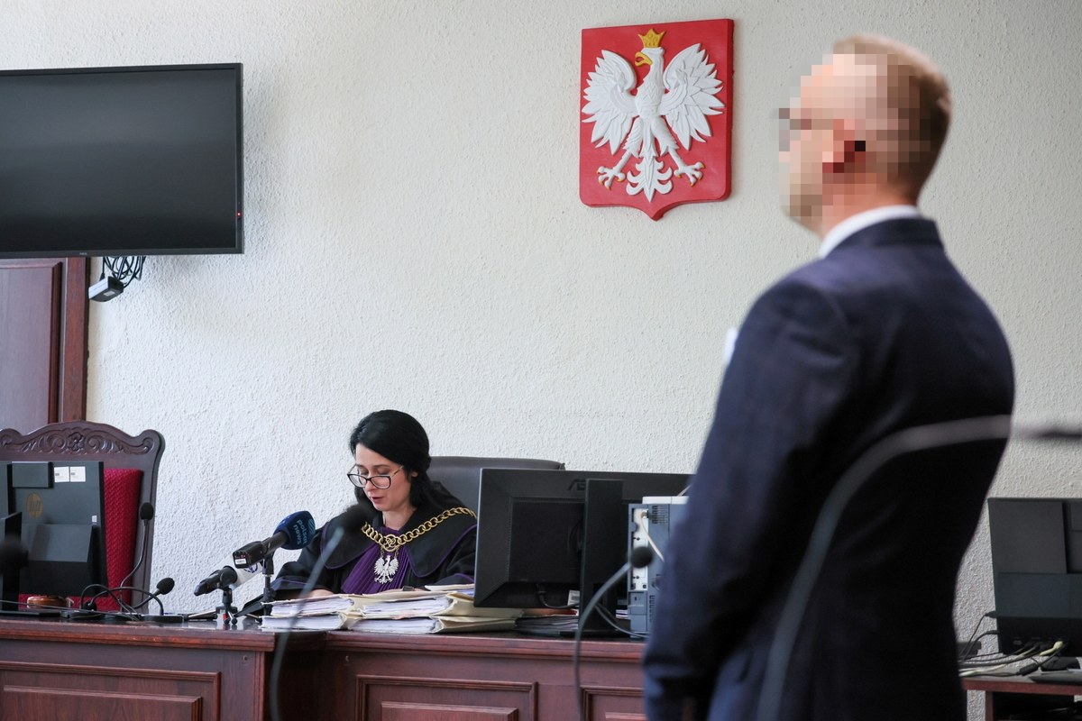 Ponad dwa lata temu w podwarszawskich Dawidach Bankowych, były już policjant Janusz R. spowodował wypadek drogowy, wioząc radiowozem dwie nastolatki. Teraz pruszkowski sąd zdecydował, że mężczyzna przekroczył uprawnienia i nie dopełnił obowiązków służbowych. Został skazany na rok więzienia w zawieszeniu na dwa lata.