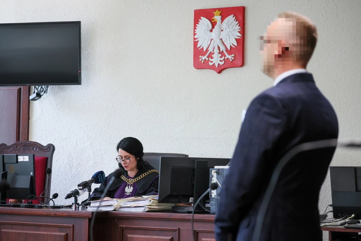 Ponad dwa lata temu w podwarszawskich Dawidach Bankowych, były już policjant Janusz R. spowodował wypadek drogowy, wioząc radiowozem dwie nastolatki. Teraz pruszkowski sąd zdecydował, że mężczyzna przekroczył uprawnienia i nie dopełnił obowiązków służbowych. Został skazany na rok więzienia w zawieszeniu na dwa lata.