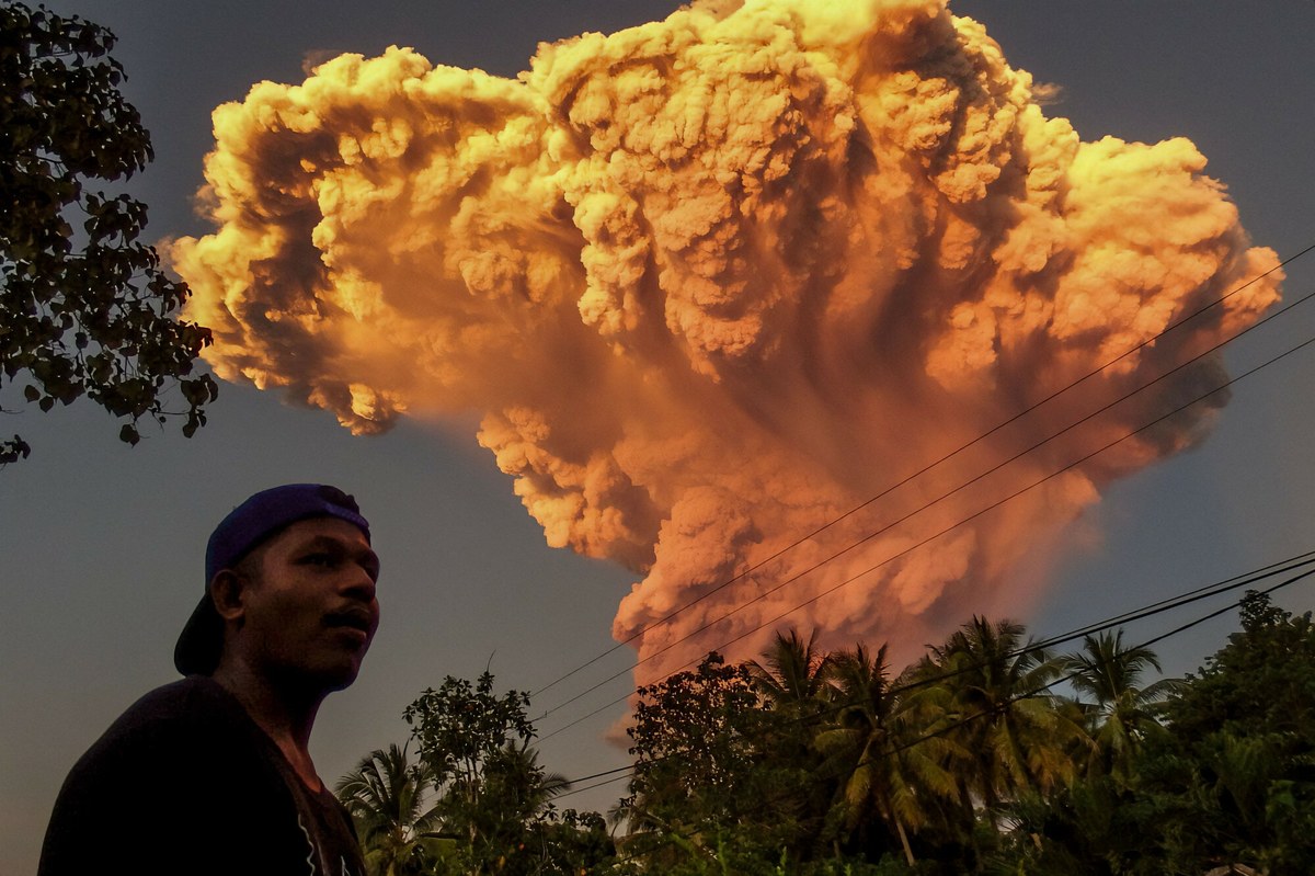 Na wyspie Flores w Indonezji doszło do erupcji wulkanu Lewotobi Laki-Laki. Wyrzucał on w powietrze chmurę popiołu o wysokości 10 kilometrów. Władze podniosły alert erupcyjny do najwyższego poziomu. W listopadzie w wyniku wybuchu wulkanu zginęło dziewięć osób, a kilkadziesiąt zostało rannych.