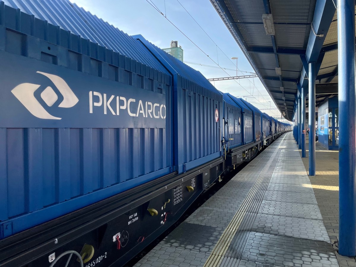 Pracownicy zakładów PKP Cargo w ramach trwającej restrukturyzacji spółki zmienią pracodawcę. Osoby zatrudnione w zakładach zostaną formalnie przeniesione do centrali PKP Cargo - wynika z najnowszego raportu. 