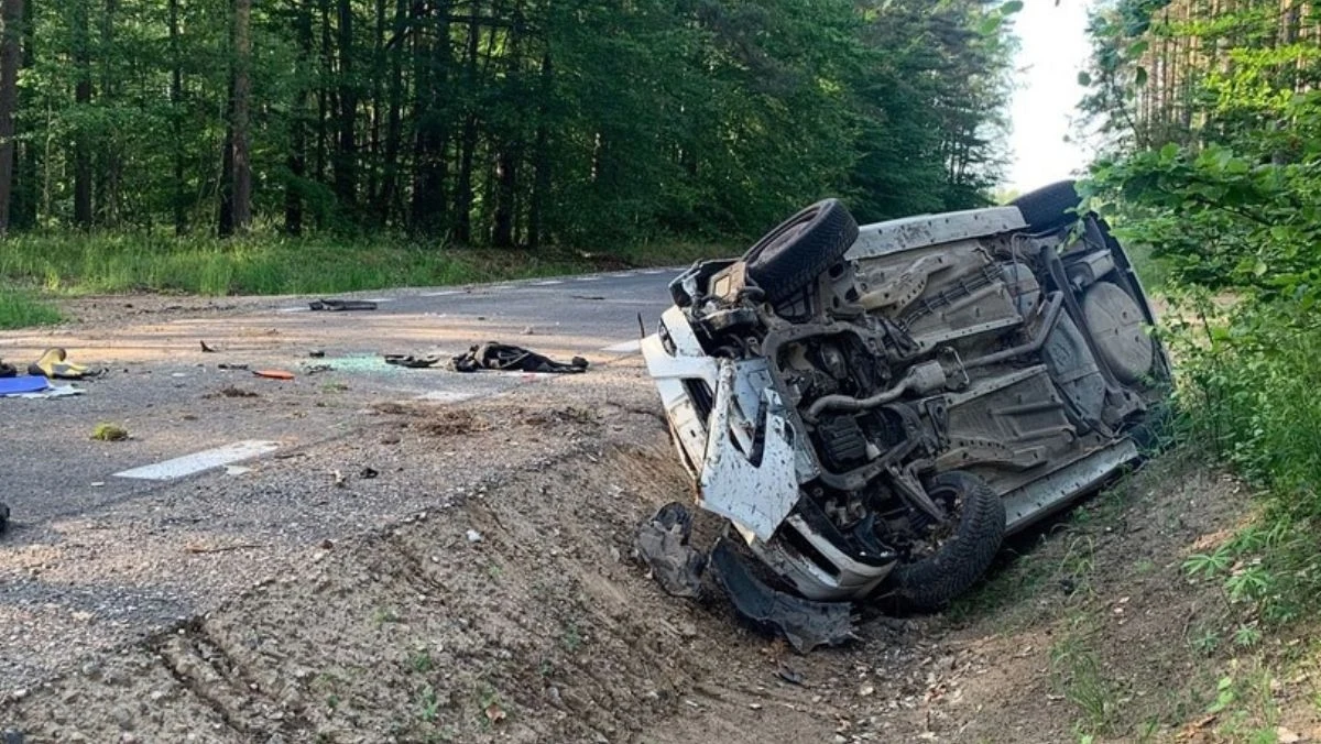 Dziś po południu doszło do groźnego wypadku na drodze pomiędzy Jasieniem a Soszycą niedaleko Bytowa (woj. pomorskie). Kierujący oplem, 43-letni mężczyzna, stracił kontrolę nad pojazdem, po czym dachował. Okazało się, że miał on w organizmie ponad 2 promile alkoholu. Trafił do szpitala.