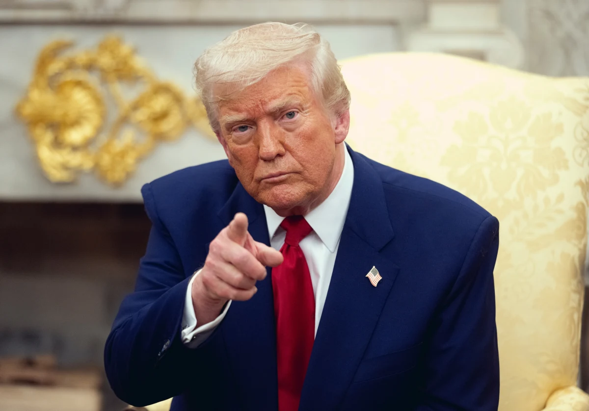 Prezydent Stanów Zjednoczonych Donald Trump opublikował serię wpisów na platformie Truth Social, poświęconych trwającej eskalacji konfliktu na linii Izrael - Iran. "Wiemy, gdzie ukrywa się polityczny i duchowy lider Iranu Ali Chamenei, ale na razie nie będziemy go zabijać. Nie chcemy pocisków wystrzeliwanych na cywilów, ani na amerykańskich żołnierzy. Nasza cierpliwość się kończy" - napisał amerykański przywódca.