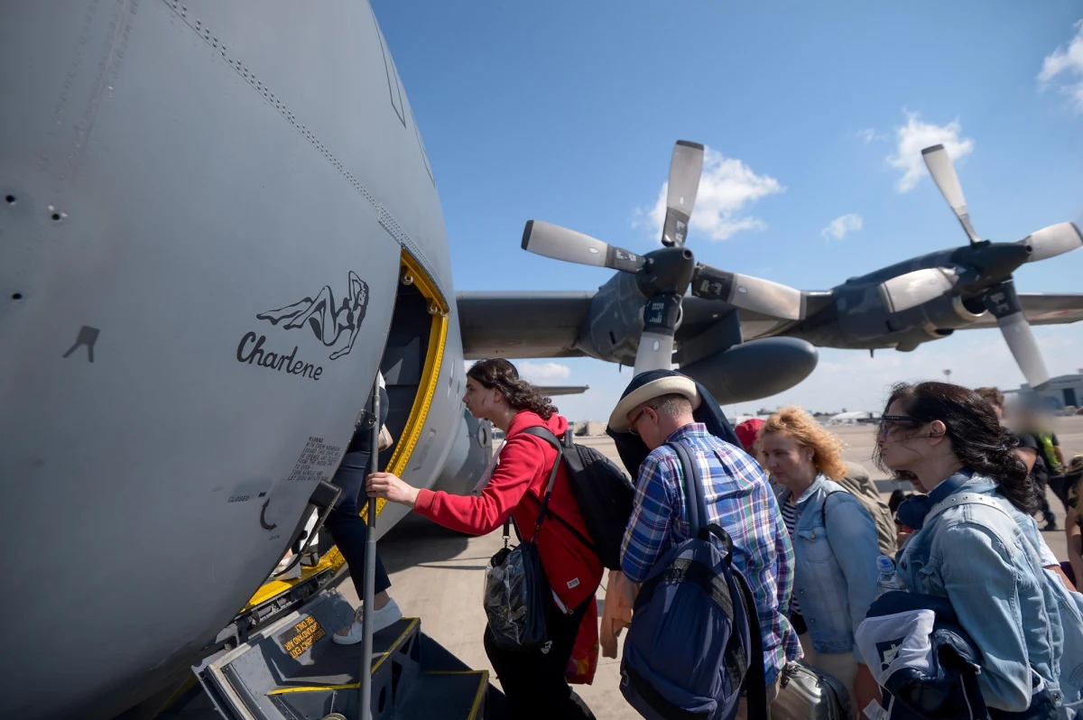 Pierwszy samolot z Polakami ewakuowanymi z Izraela wylądował w środę rano na Lotnisku imienia Fryderyka Chopina w Warszawie. Druga maszyna - wojskowa - przyleci w czwartek z Ammanu. Z Izraela ma być ewakuowanych w sumie około 200 polskich obywateli.