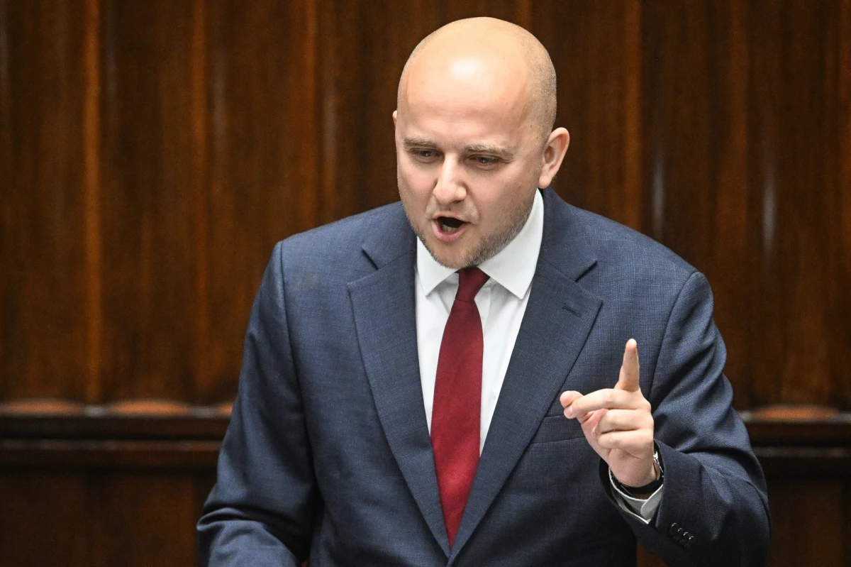 Poseł PiS Dariusz Matecki został ukarany utratą 9 tys. zł brutto uposażenia za niezłożenie w terminie oświadczenia majątkowego w Sejmie - informuje "Rzeczpospolita". Parlamentarzysta tłumaczy opóźnienie pobytem w areszcie, gdzie trafił w związku ze śledztwami dotyczącymi Funduszu Sprawiedliwości i fikcyjnego zatrudnienia w Lasach Państwowych.