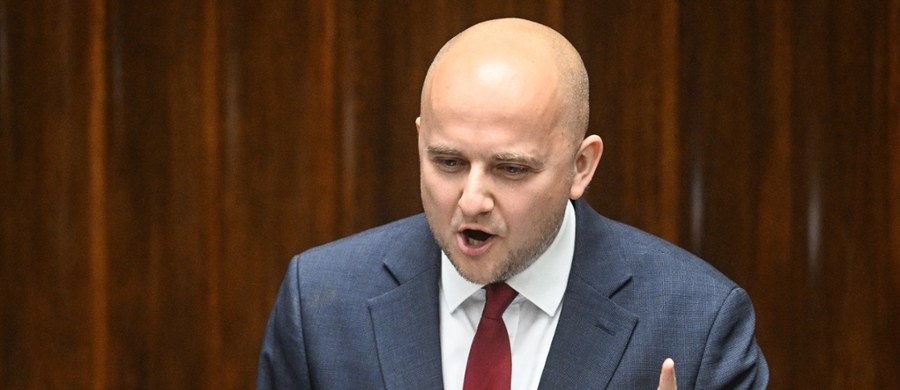 Poseł PiS Dariusz Matecki został ukarany utratą 9 tys. zł brutto uposażenia za niezłożenie w terminie oświadczenia majątkowego w Sejmie - informuje "Rzeczpospolita". Parlamentarzysta tłumaczy opóźnienie pobytem w areszcie, gdzie trafił w związku ze śledztwami dotyczącymi Funduszu Sprawiedliwości i fikcyjnego zatrudnienia w Lasach Państwowych.