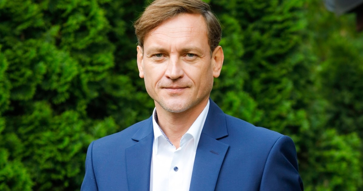 Jest gwiazdą polskich seriali. Przez lata mieszkał... w Indiach!