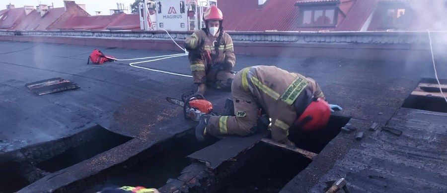 Jedna osoba trafiła do szpitala w wyniku nocnego pożaru w Zabrzu. W ogniu stanęło poddasze trzypiętrowej kamienicy. To niejedyny pożar, do którego doszło dziś w województwie śląskim.
