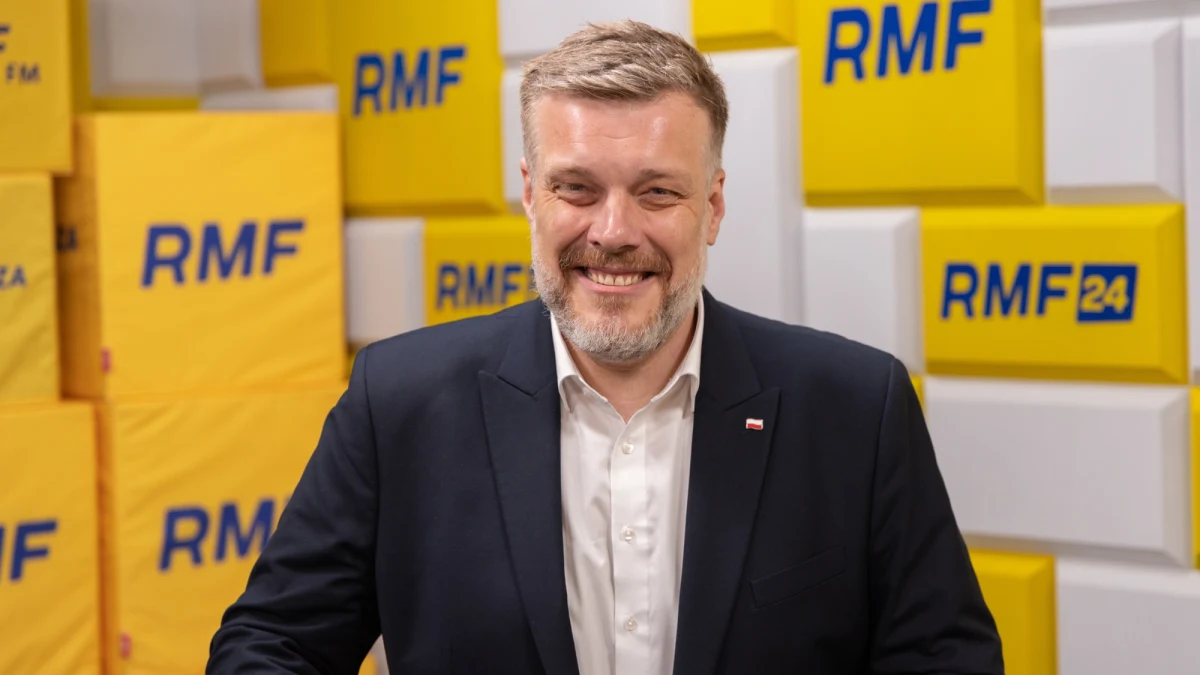 "Nie lubię duopolu, świat jest zbyt skomplikowany, żeby dzielić go na pół" - powiedział w Porannej rozmowie w RMF FM Adrian Zandberg, pytany o możliwą koalicję partii Razem z Konfederacją. "Chciałbym, żebyśmy wyszli z tej pułapki, sprowadziliśmy politykę do sporu między dwoma facetami" - dodał. "Jesteśmy zwolennikami silnego państwa zaangażowanego, a Konfederacja państwa minimum"- wskazał. 