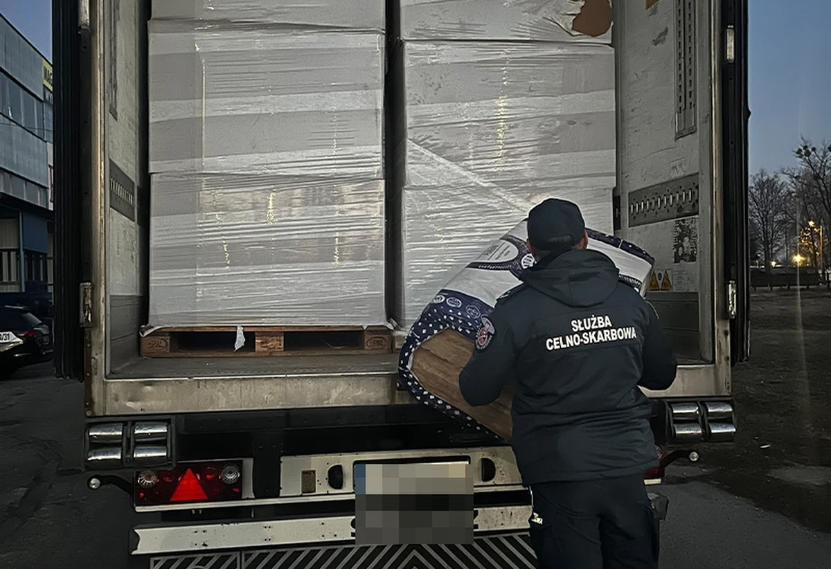 Przemyt 10 ton nielegalnego tytoniu udało się zatrzymać w Suwałkach funkcjonariuszom Krajowej Administracji Skarbowej. Kontrabanda była przewożona w ciężarówce z watą szklaną. Pojazd miał litewskie numery rejestracyjne, a kierowcą był Białorusin.