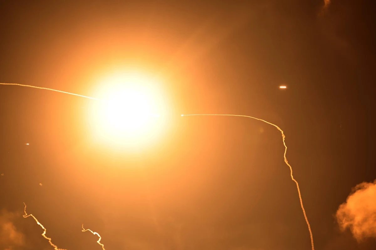 Izrael może mieć problem, jeśli nie nastąpi szybka deeskalacja konfliktu z Iranem. "Wall Street Journal" poinformował bowiem, że Tel Awiwowi kończą się zapasy pocisków przechwytujących Arrow, które są używane do zwalczania irańskich pocisków balistycznych.