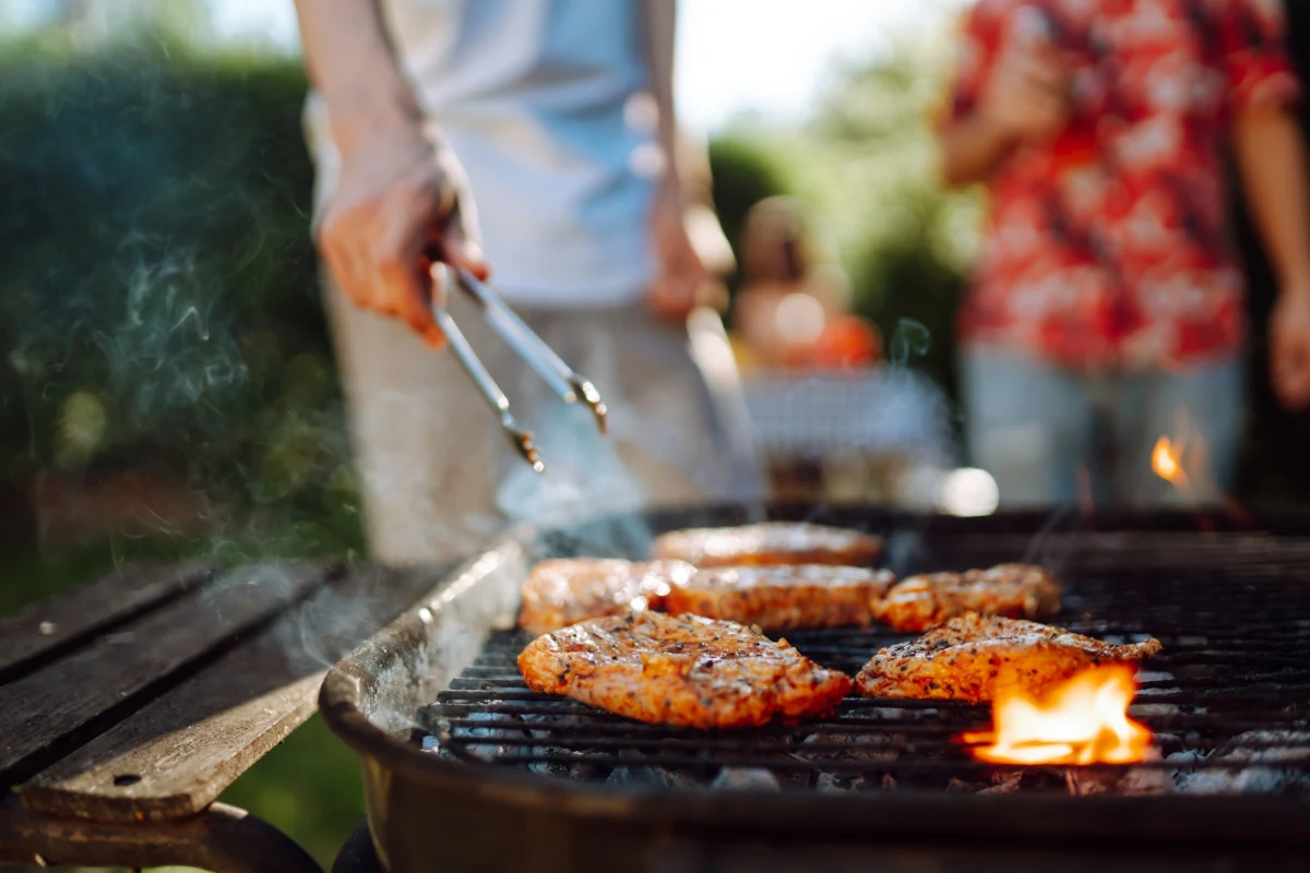 W piątek po Bożym Ciele, odpalając grilla, wielu Polaków będzie się zastanawiać, co na nim położyć: paprykę i cukinię, czy może jednak kiełbasę albo karkówkę. Podpowiadamy!