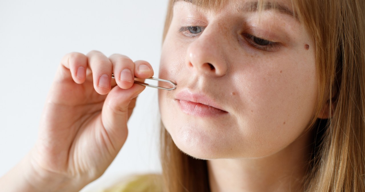 Włosek na brodzie, szyi lub w okolicach ust? To sygnał od organizmu. Tak postępuj