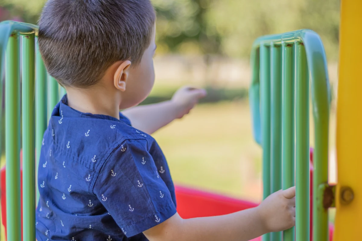 W miniony piątek w Płońsku (woj. mazowieckie) policjanci uratowali trzyletniego chłopca, który zamknął się w zaparkowanym samochodzie. Dziecko, choć przestraszone i z oznakami przegrzania, dzięki szybkiej reakcji funkcjonariuszy, bezpiecznie wróciło do matki. 