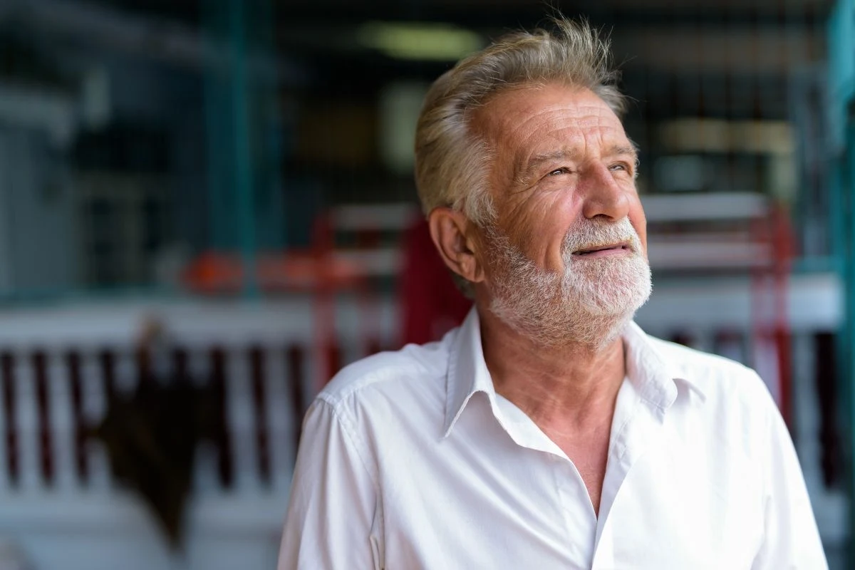 Prostata, czyli gruczoł krokowy, pełni kluczową rolę w męskim układzie rozrodczym, uczestnicząc w produkcji płynu nasiennego, który odżywia i transportuje plemniki. Z wiekiem zwiększa się ryzyko wystąpienia zaburzeń związanych z tym narządem, w tym łagodnego przerośnięcia, stanów zapalnych oraz raka prostaty – jednego z najczęściej diagnozowanych nowotworów u mężczyzn. Wczesne wykrycie nieprawidłowości znacząco poprawia rokowania i daje szansę na skuteczne leczenie. Właśnie dlatego tak istotne jest, by mężczyźni, zwłaszcza po ukończeniu 40. roku życia, regularnie poddawali się odpowiedniej diagnostyce.