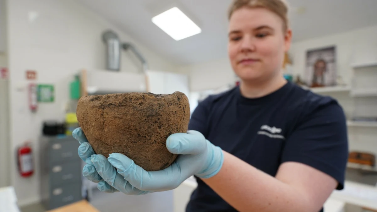 Około 30 grobów z epoki wikingów zostało znalezionych przypadkowo, gdy na placu budowy w pobliżu Lisbjerg, niedaleko miasta Aarhus w Danii, odkryto perły, monety, ceramikę oraz pudełko zawierające złotą nić.