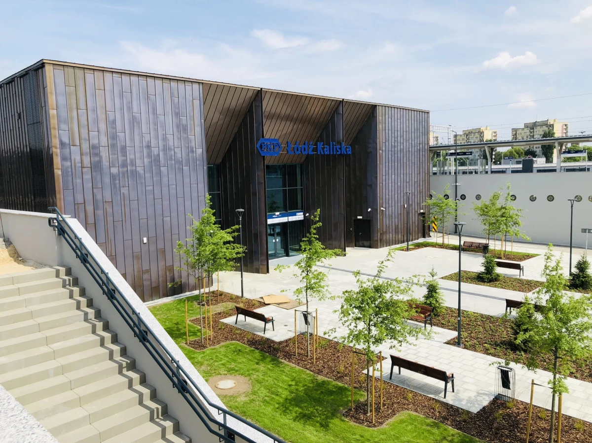 Zmiany na dworcu Łódź Kaliska. Jak informuje reporterka RMF FM, kasy biletowe już działają w odnowionym budynku. Otwarty jest także tunel z dojściem do peronów i dworca.