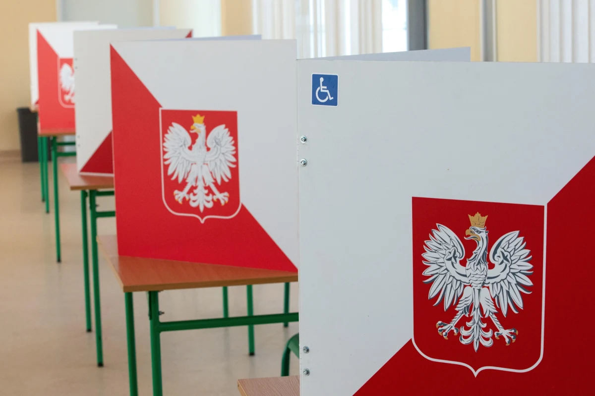 Państwowa Komisja Wyborcza, mimo wiedzy o potwierdzonych nieprawidłowościach w liczeniu głosów, nie może zmienić obwieszczenia o wynikach wyborów. 2 czerwca w Dzienniku ustaw PKW podała między innymi nieaktualne już dziś dane o liczbie głosów oddanych na kandydatów. "Obowiązujące przepisy nie dają dziś możliwości sprostowania" - tłumaczy szef Krajowego Biura Wyborczego Rafał Tkacz, z którym rozmawiał dziennikarz RMF FM Tomasz Skory. Urzędnik podzielił się również swoją teorią o możliwej przyczynie pomyłek przy liczeniu głosów.