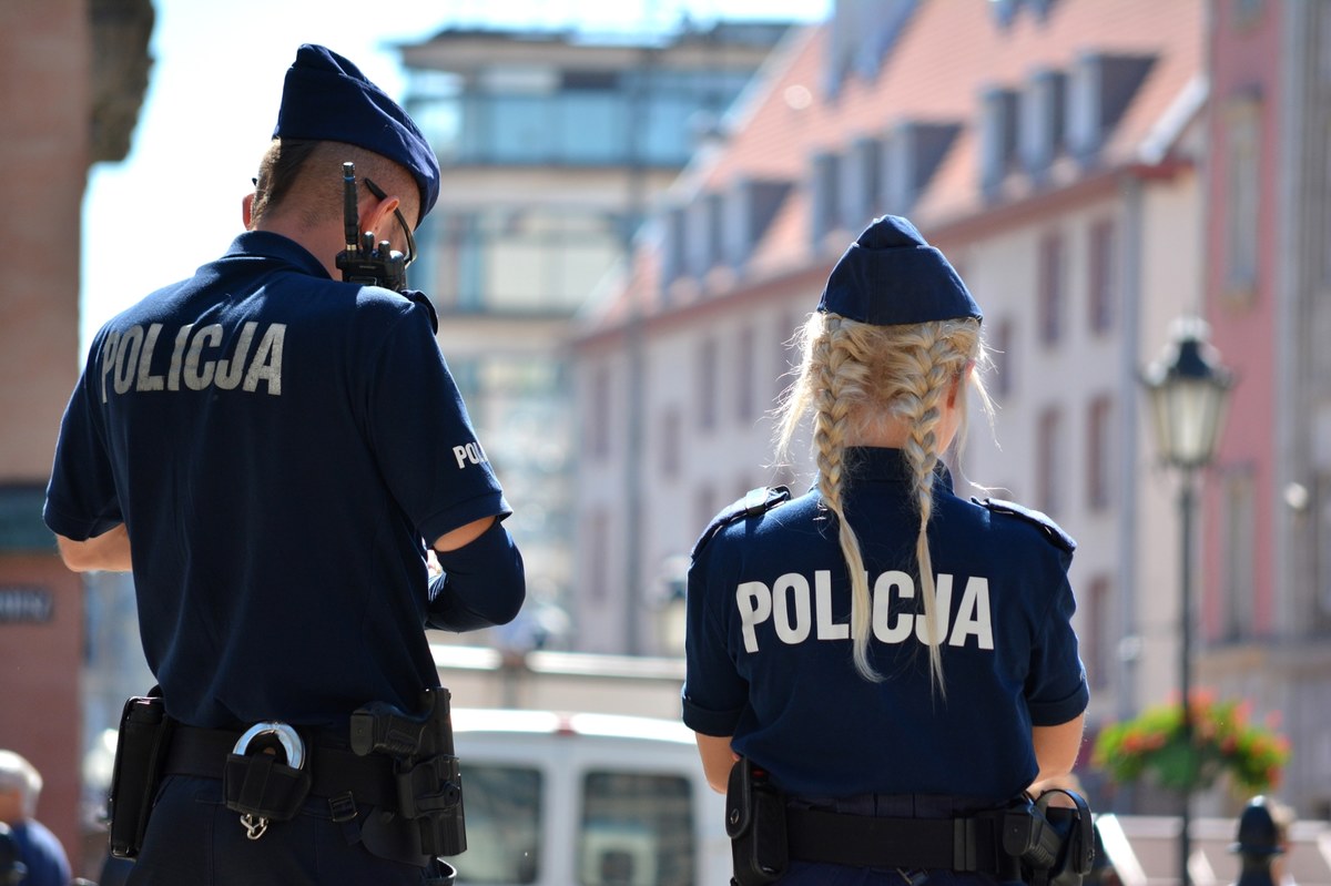 W Krakowie doszło do nietypowego zdarzenia. Przechodzień zgłosił na policję dramatycznie wyglądające "porwanie" w rejonie Starego Miasta. Cała akcja okazała się jednak dobrze zorganizowanym żartem z okazji wieczoru kawalerskiego.