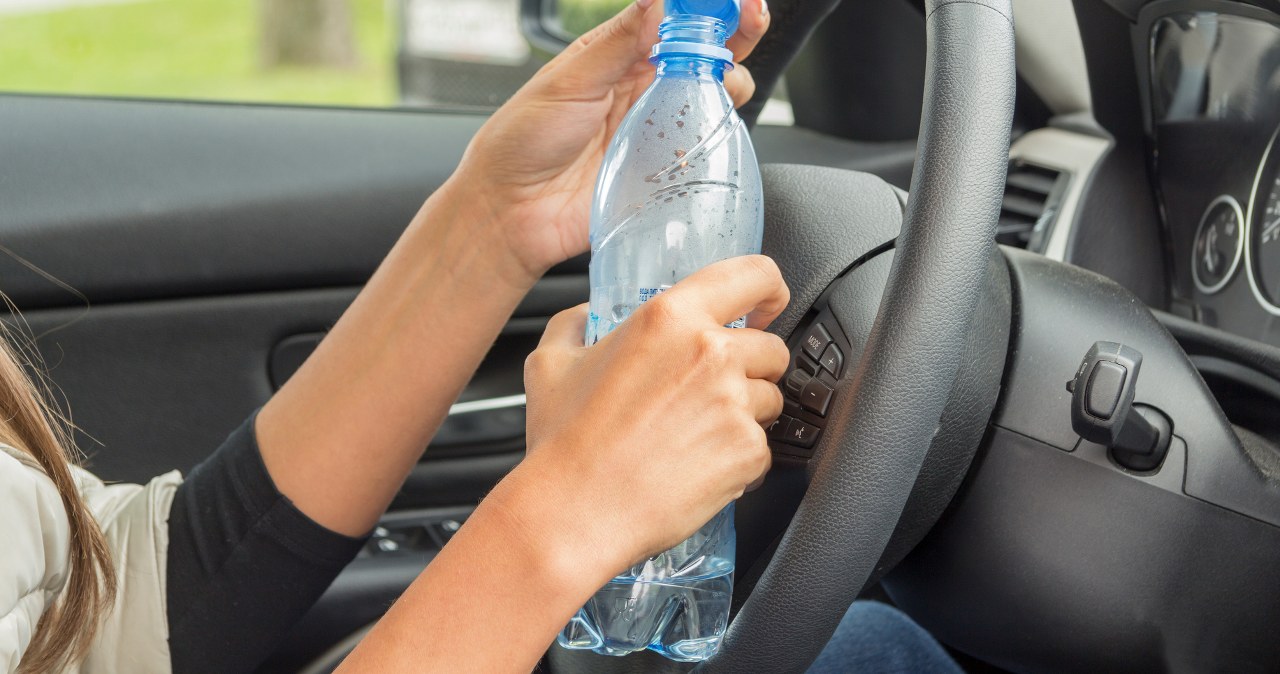 Trzymasz wodę w aucie? Eksperci ostrzegają, aby nigdy tak nie robić
