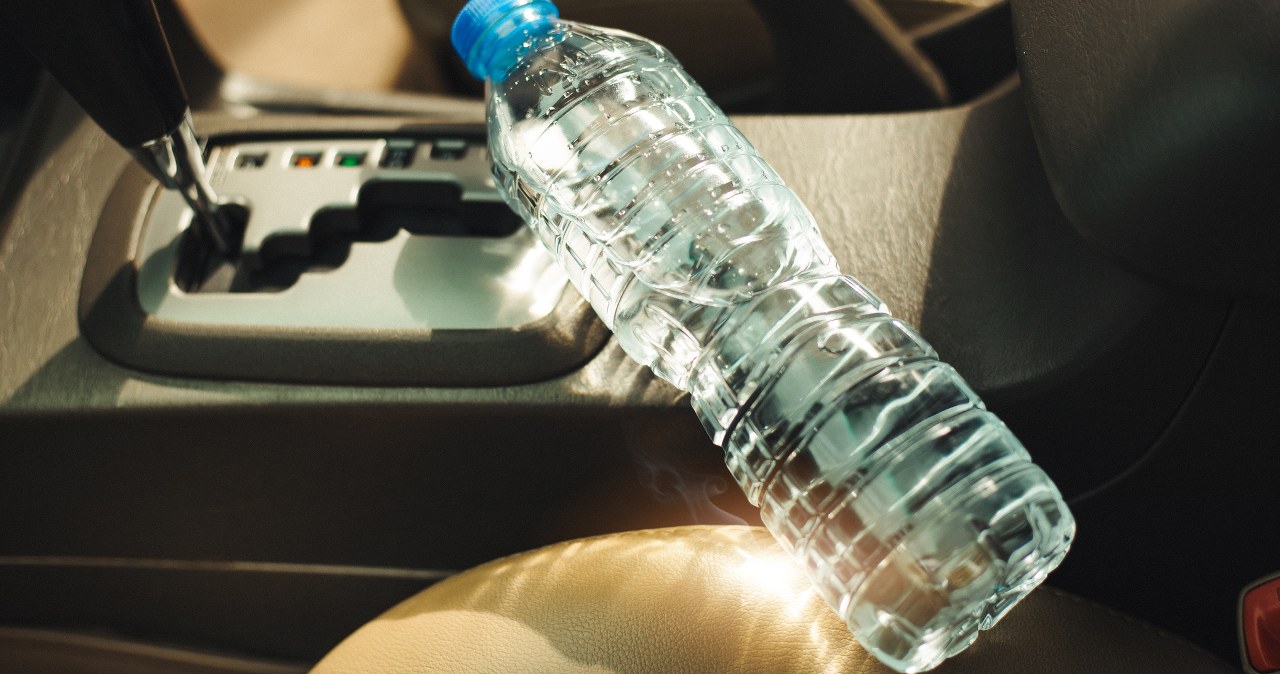 Plastikowa butelka wody naprawdę może wywołać pożar auta. To nie mit